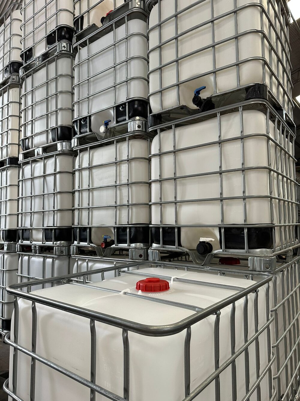 Contenedores IBC apilados en planta