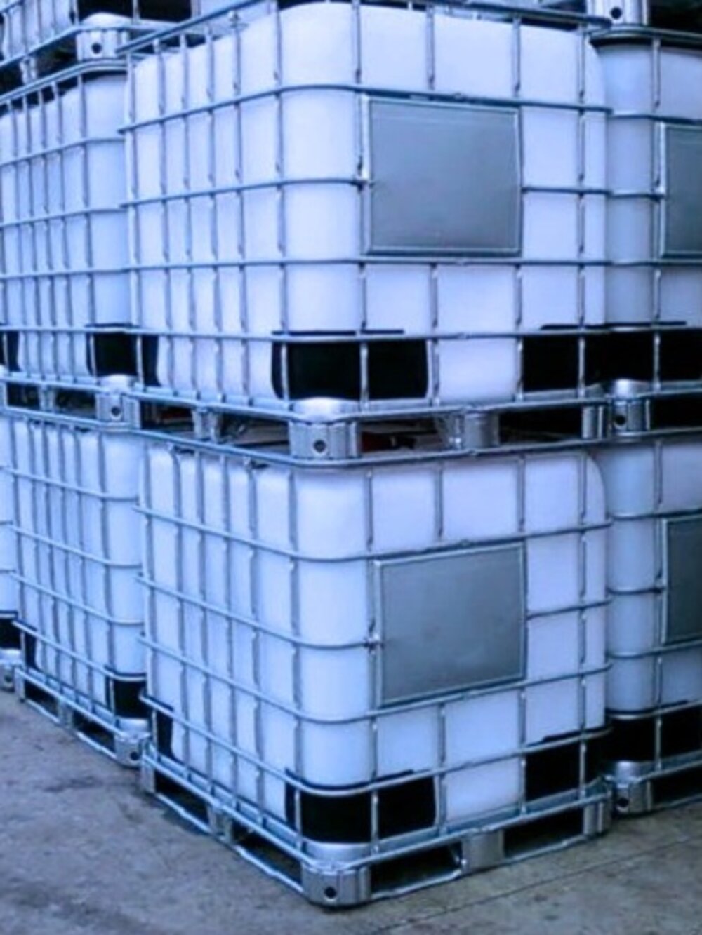 Contenedores IBC apilados en planta